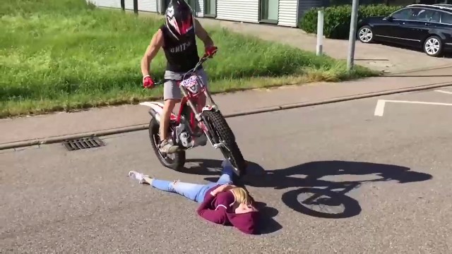 Очень смелая девушка Очень смелая девушка