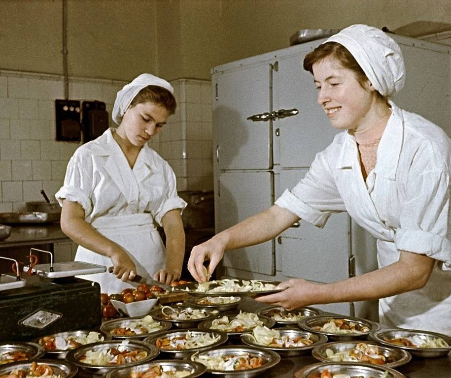 Чем на самом деле кормили в советских столовых.