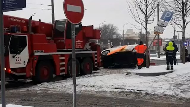 Видео: перевернувшуюся в Москве инкассаторскую машину пришлось поднимать спецтехникой
