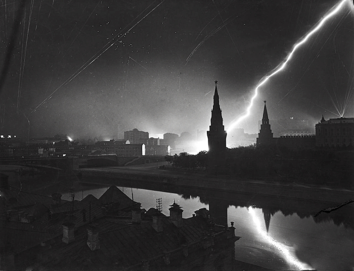 Налет немецкой авиации на Москву 26 июля 1941 г. /Фото: Маргарет Бурк-Уайт Налет немецкой авиации на Москву 26 июля 1941 г. /Фото: Маргарет Бурк-Уайт