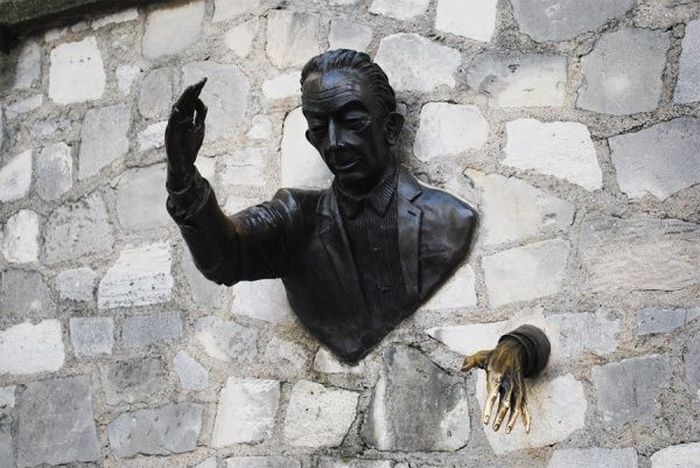 30 самых абсурдных скульптур в мире (29 фото)