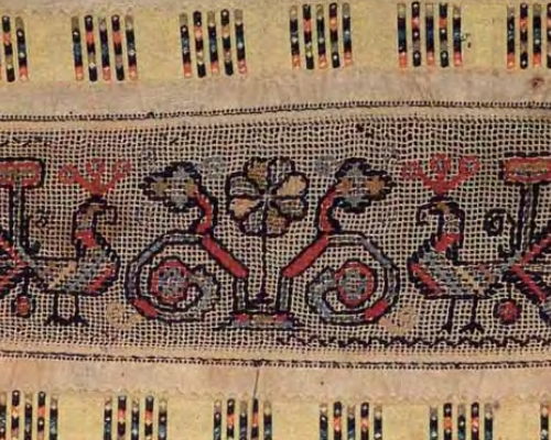 Конец полотенца. Тульская губ. Начало XXв. Холст, кумач, цветные шерстяные нити, бахрома. Вышивка: крест. 36х27.