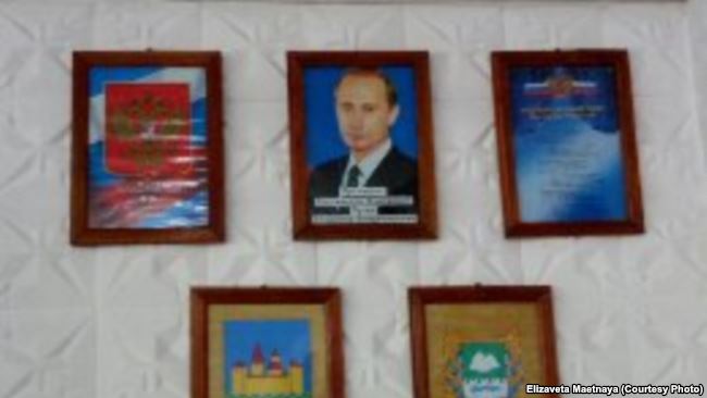 Сразу как входишь в школу, видишь портрет молодого Путина