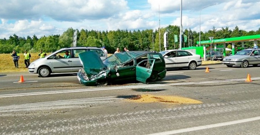 На выезде из Гродно БМП наехала на легковой автомобиль