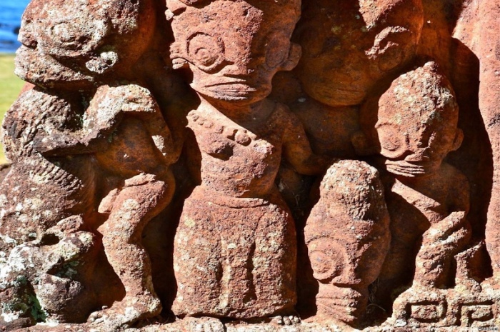 Многие верят, что островитяне в древности встречались с инопланетянами, после чего их боги обрели определяющие черты (Нуку-Хива, Французская Полинезия). | Фото: crepanelmuro.blogspot.com.