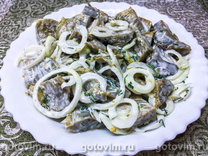 Салат из соленых груздей с луком и сметаной. Фотография рецепта