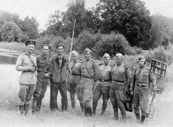 Спасая от уничтожения могилу Пушкина, заминированную фашистами, пали смертью храбрых девять молодых саперов Спасая от уничтожения могилу Пушкина, заминированную фашистами, пали смертью храбрых девять молодых саперов