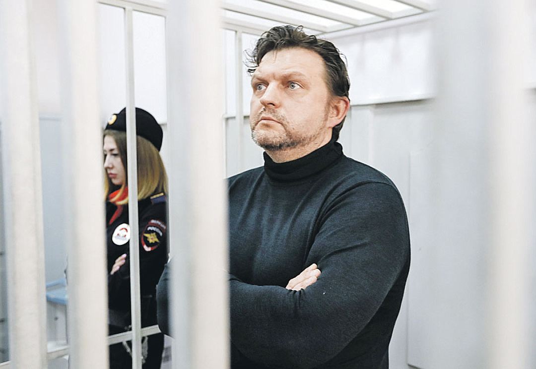 За решеткой экс-губернаторы забывают о дворцах и просят хотя бы веник За решеткой экс-губернаторы забывают о дворцах и просят хотя бы веник