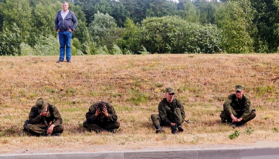 На выезде из Гродно БМП наехала на легковой автомобиль