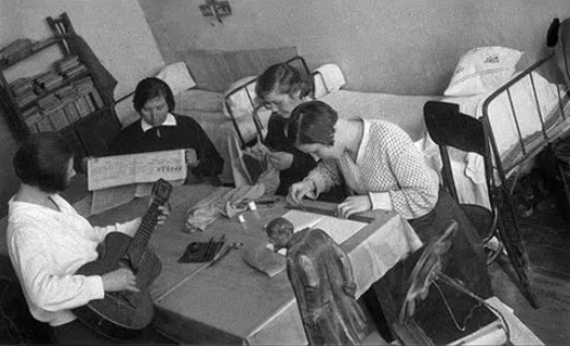 Девушки в общей комнате.jpg Девушки в общей комнате.jpg