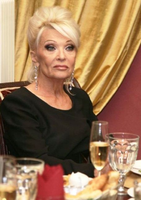 Секс-бомба времен СССР — Светлана Светличная в свои 77 выглядит просто шикарно! Секс-бомба времен СССР — Светлана Светличная в свои 77 выглядит просто шикарно!
