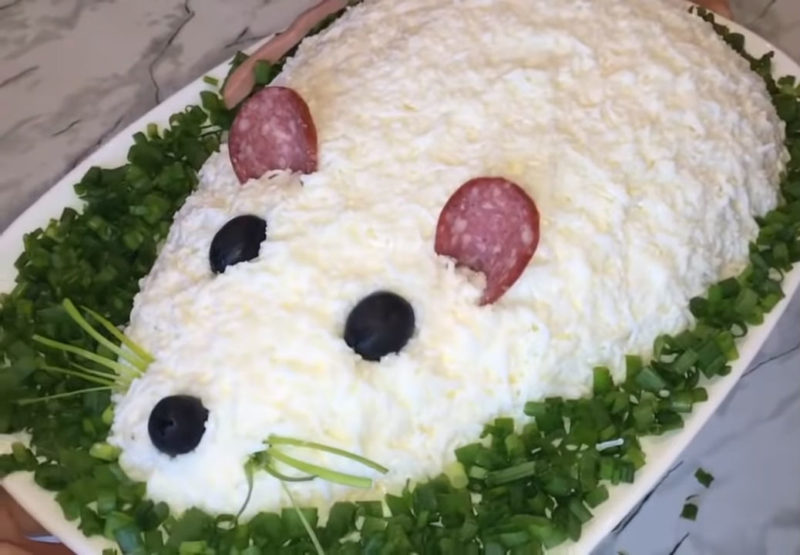 Нежный и вкусный салат «Мышка»: абсолютный хит праздничного стола Нежный и вкусный салат «Мышка»: абсолютный хит праздничного стола