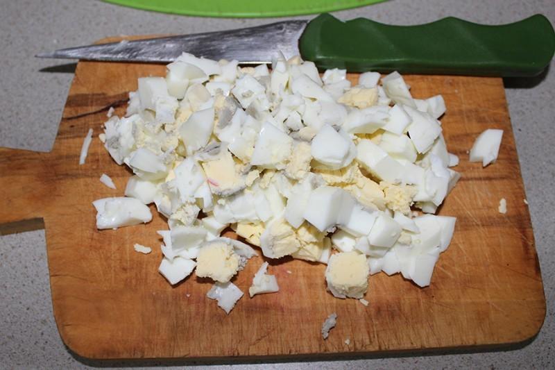 нарезать яйца