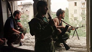Чеченские боевики во время уличных боев в Грозном Чеченские боевики во время уличных боев в Грозном