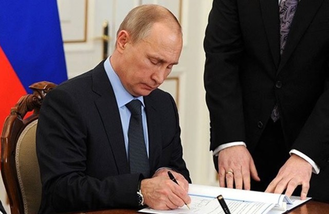 Путин подписал закон о поправках в Трудовой кодекс Путин подписал закон о поправках в Трудовой кодекс
