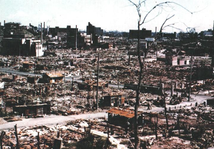 Хиросима — 64 года спустя 21. Цветная фотография руин центральной Хиросимы осенью 1945 года. (U.S. National Archives)