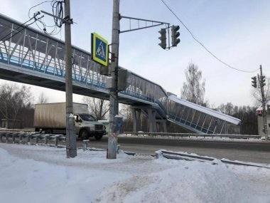 В надземном пешеходном переходе в п.Окский уложены противоскользящие коврики