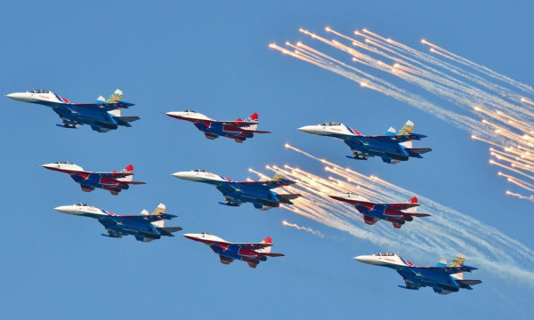 Военная техника пролетит над городами России в День Победы
