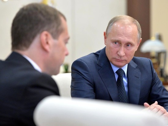 «Медведев превратился в чемодан без ручки»: уволит ли Путин премьера-рекордсмена «Медведев превратился в чемодан без ручки»: уволит ли Путин премьера-рекордсмена