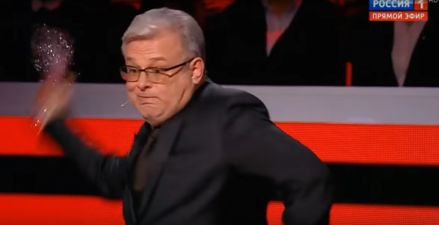 Зачем телеканалы заказывают драку? Это — последнее, что осталось у телевизионных «властителей умов»? Нет, падать еще есть куда