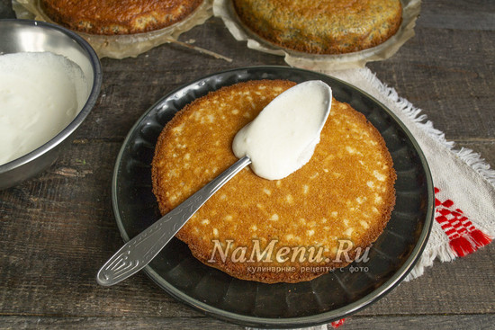 смазать корж кремом
