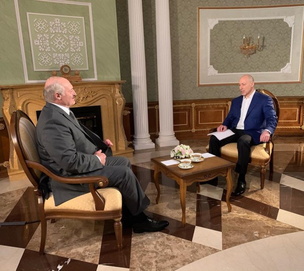 Вчера Лукашенко воевал бы за Крым ("там бы легли тысячи"), а сегодня разговаривал с Путиным