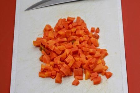 5. Уже остывшую морковку нарезаем кубиком. Kartoffelsuppe (немецкий картофельный суп с жареными колбасками): фото шаг 5