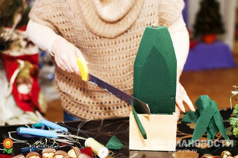 Очень красивая конфетная елочка из живых веток Очень красивая конфетная елочка из живых веток