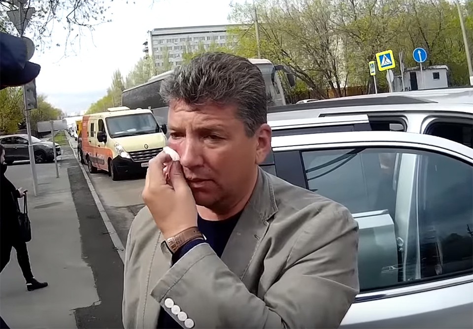 Московского депутата избили за езду по тротуару Московского депутата избили за езду по тротуару