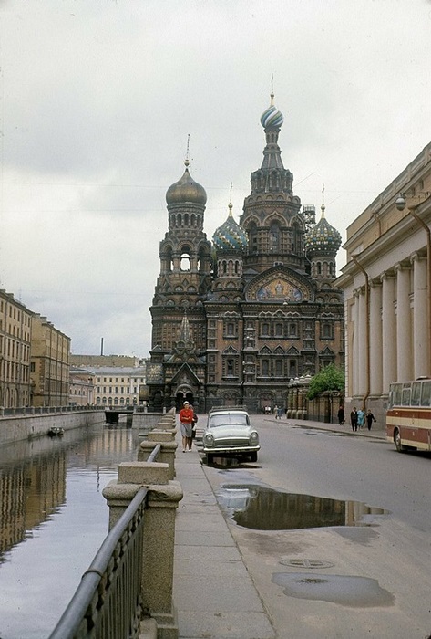 Практически пустой Невский проспект перед величественным мемориальным православным храмом. Практически пустой Невский проспект перед величественным мемориальным православным храмом.