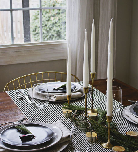 gallery-1477431627-scandinavian-christmas-table-setting