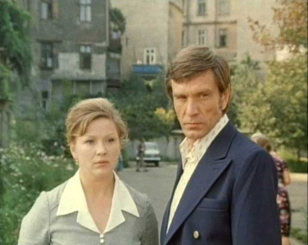 Галина Польских и Игорь Ледогоров в фильме "Портрет с дождем" (1977)