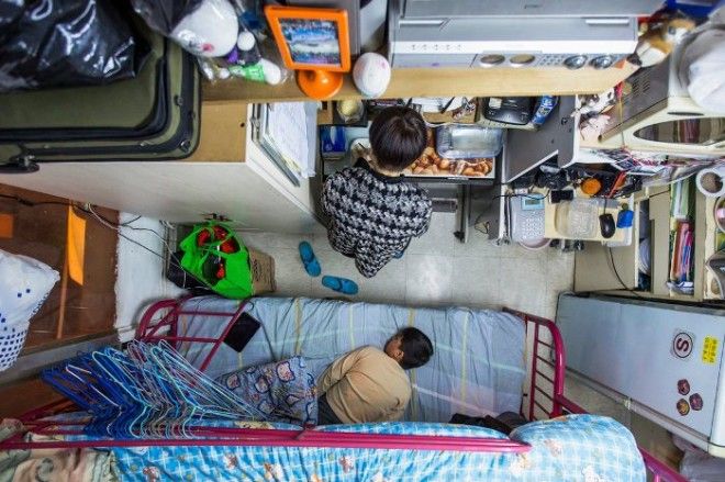 Женщина живет с ребенком в квартире площадью 5,5 кв.м. Женщина живет с ребенком в квартире площадью 55 квм