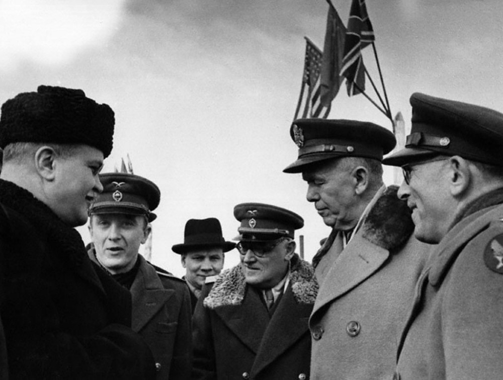 Павлов переводит разговор Молотова с американским генералом Джорджем Маршаллом (второй справа). Павлов переводит разговор Молотова с американским генералом Джорджем Маршаллом (второй справа).