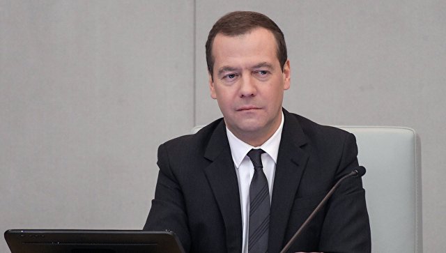 Медведев пообещал повысить МРОТ до уровня прожиточного минимума
