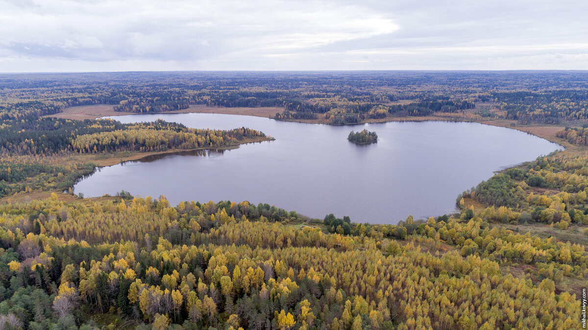 1. Озеро Моисеевское. Берега болотистые, недалеко от озера три деревни.