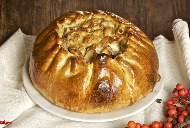 Курник - знаменитый русский праздничный пирог с курицей и яйцами