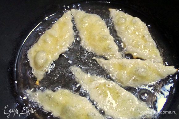 Раскалить оливковое или смешанное пополам с подсолнечным масло в кастрюле с толстым дном. Раскалить оливковое или смешанное пополам с подсолнечным масло в кастрюле с толстым дном.