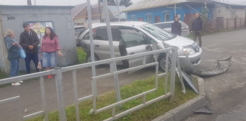 Пострадали оба водителя: раскрыты подробности жесткой аварии на перекрестке в Барнауле