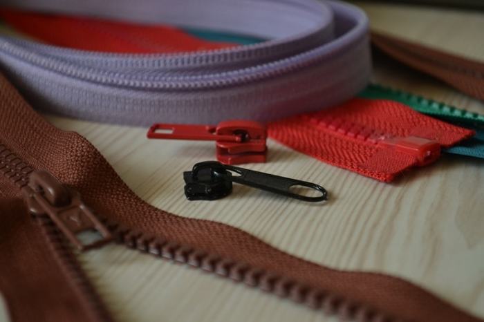 Молнии и бегунки бывают металлические и пластиковые. | Фото: sewing-master.ru. Молнии и бегунки бывают металлические и пластиковые. | Фото: sewing-master.ru.