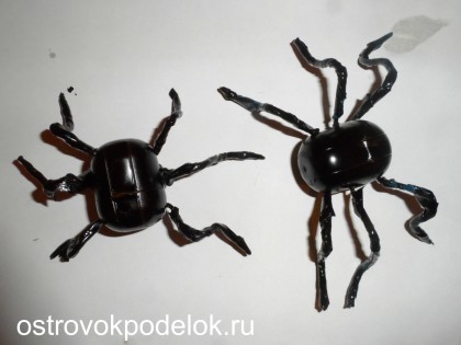 Как сделать пауков из киндера Как сделать пауков из киндера
