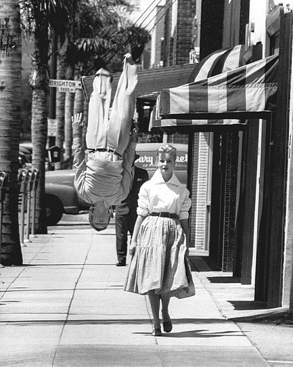 Главное ведь поразить девушку. LIFE. 1955 год. Весь Мир в объективе, ретро, фотографии