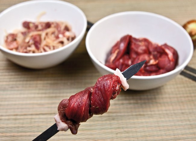 окончание нанизывания части мяса для шашлыка-косички окончание нанизывания части мяса для шашлыка-косички