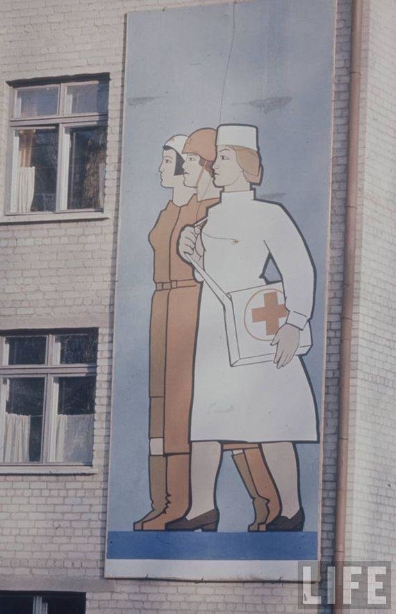  Медицинский персонал на 70% состоял из представительниц слабого пола, что часто изображалось на популярных в те времена плакатах. СССР, качество, медицина, фото