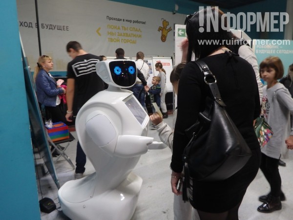 «Робополис» в Севастополе: управляемые силой мысли предметы и 50 роботов со всего мира