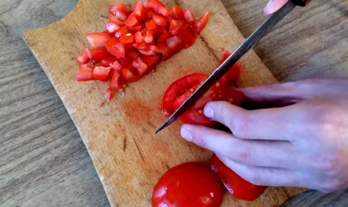 Нарежьте помидоры кубиками. Нарежьте помидоры кубиками.