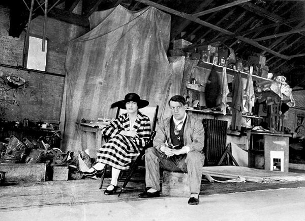 Пабло Пикассо и Ольга Хохлова в студии в Лондоне, 1919. Источник: picassolive.ru