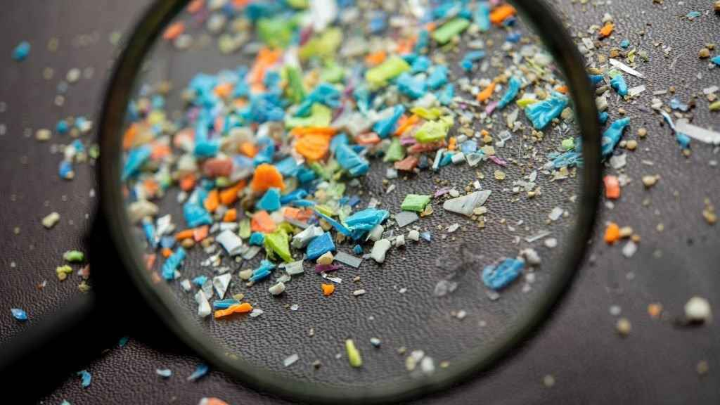 ПНИПУ: пыль, жвачка и косметика способствуют загрязнению среды микропластиком