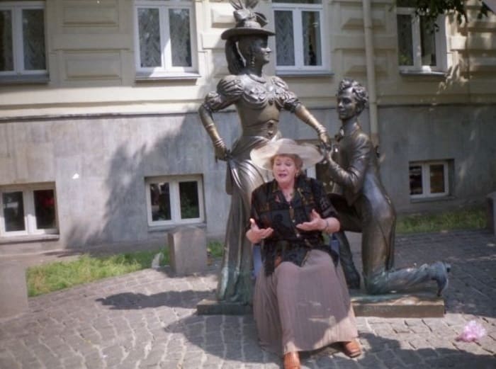 Актриса возле памятника главным героям фильма *За двумя зайцами* в Киеве | Фото: segodnya.ua Актриса возле памятника главным героям фильма *За двумя зайцами* в Киеве | Фото: segodnya.ua