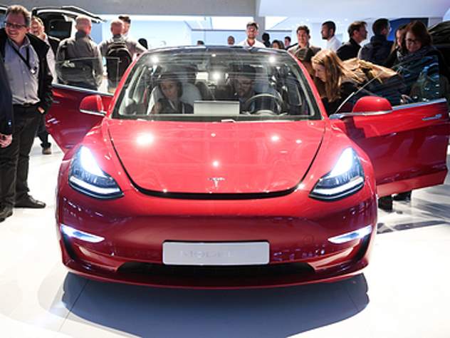 Илон Маск презентовал бюджетную версию электрокара Tesla Model 3